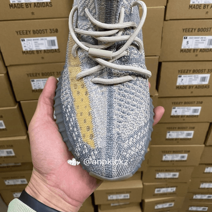 全新 Yeezy 350 V2曝光！实物清爽百搭！