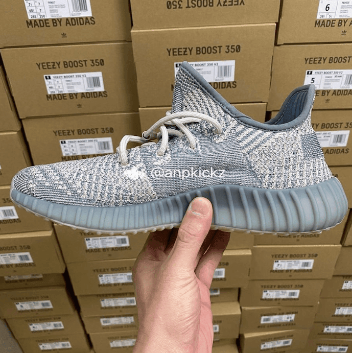 全新 Yeezy 350 V2曝光！实物清爽百搭！