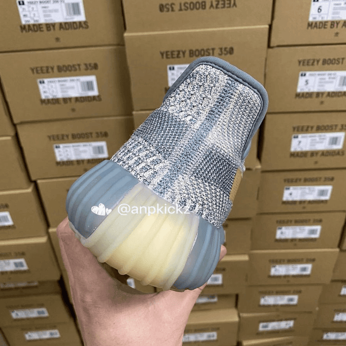 全新 Yeezy 350 V2曝光！实物清爽百搭！