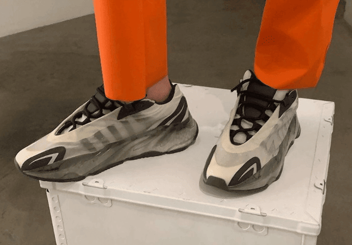 沉稳干练！侃爷 Yeezy 700 MNVN新配色曝光！