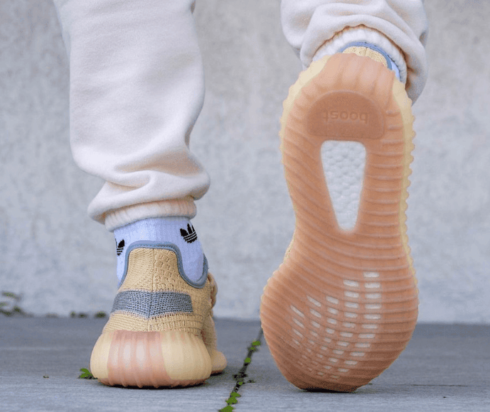 侧透满天星！上脚超清新！Yeezy 350 V2 “Linen”将于4月18日发售！ 货号：FY5158