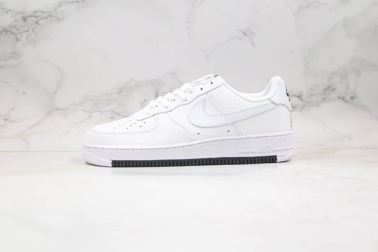 耐克Nike WMNS Air Force 1 '07公司级版本低帮空军一号板鞋白黑色内置全掌气垫原盒原标 货号：AO2409-100