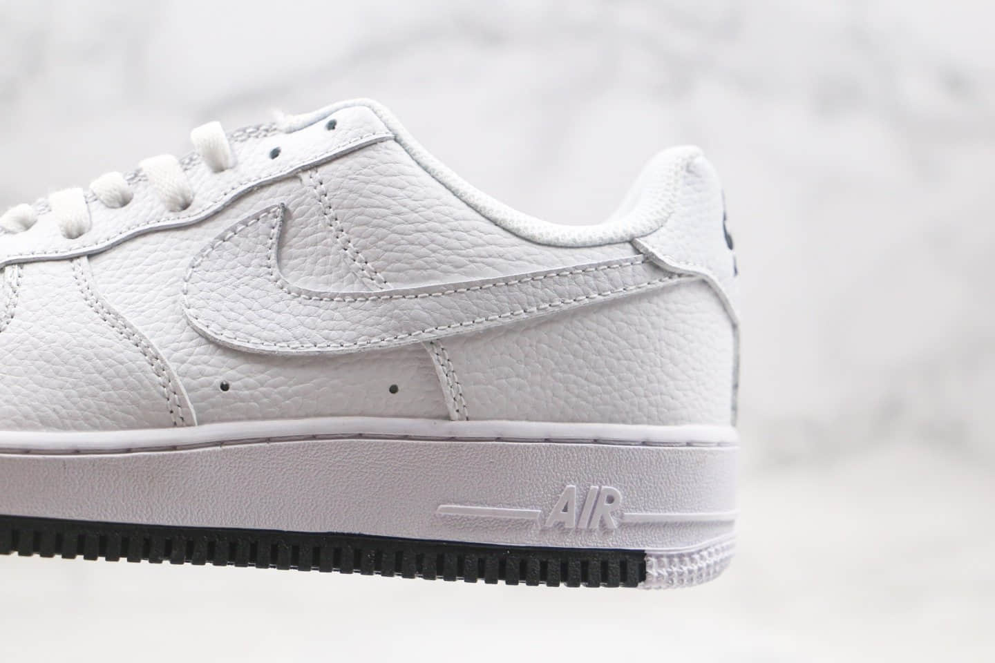 耐克Nike WMNS Air Force 1 '07公司级版本低帮空军一号板鞋白黑色内置全掌气垫原盒原标 货号：AO2409-100