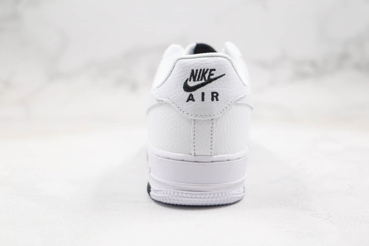 耐克Nike WMNS Air Force 1 '07公司级版本低帮空军一号板鞋白黑色内置全掌气垫原盒原标 货号：AO2409-100