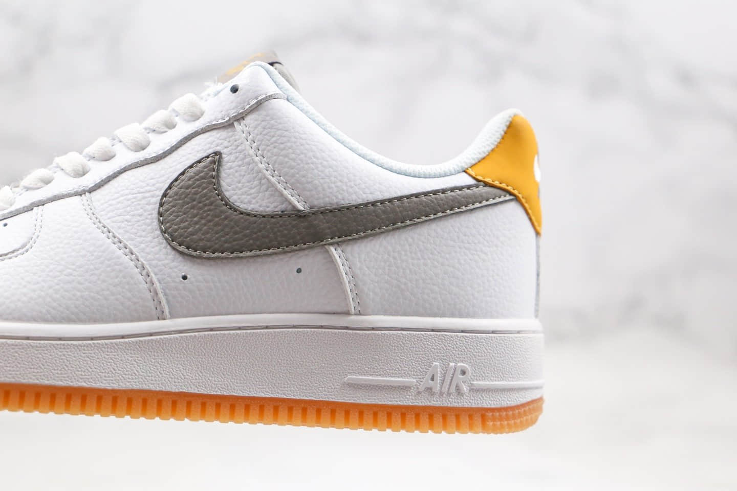 耐克Nike WMNS Air Force 1'07纯原版本低帮空军一号白灰黄色灰钩内置气垫原厂黑盒 货号：CJ8836-100