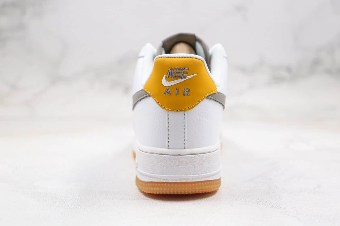 耐克Nike WMNS Air Force 1'07纯原版本低帮空军一号白灰黄色灰钩内置气垫原厂黑盒 货号：CJ8836-100