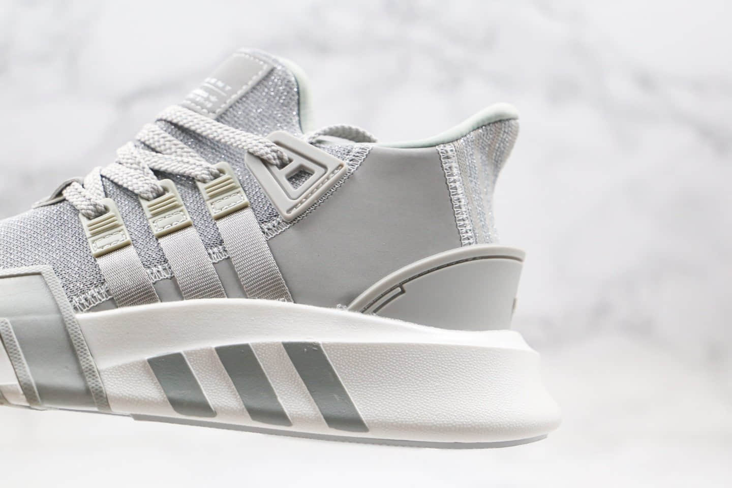 阿迪达斯adidas EQT BASK ADV V2公司级跑鞋灰白色原厂PU大底 货号：EE5038