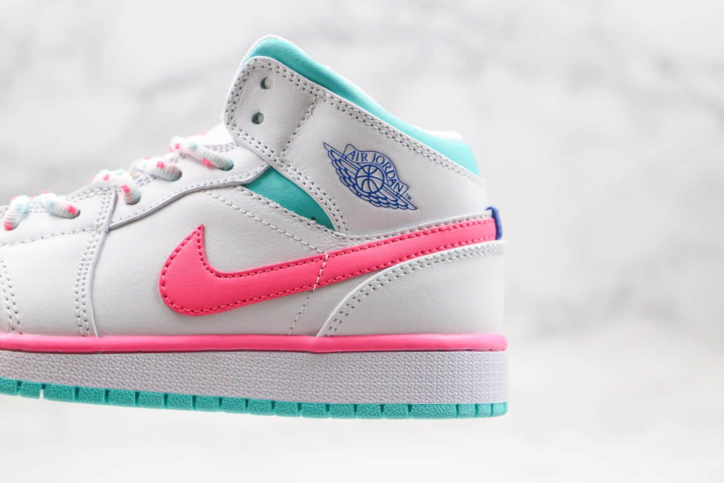 乔丹Air Jordan 1 Mid GS “Digital Pink”纯原版本中帮AJ1新南海岸白蓝粉色原鞋开模内置气垫 货号：555112-102