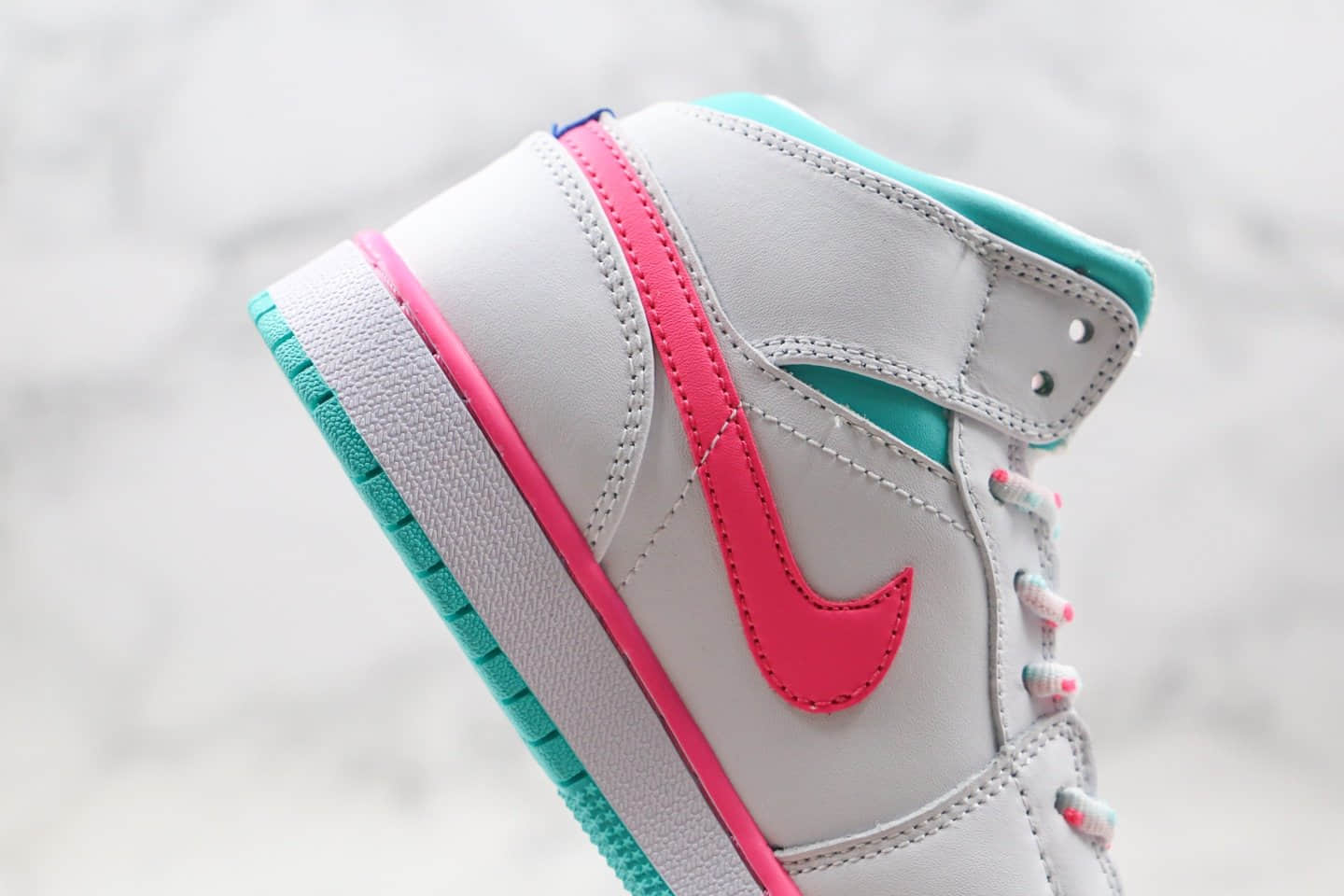 乔丹Air Jordan 1 Mid GS “Digital Pink”纯原版本中帮AJ1新南海岸白蓝粉色原鞋开模内置气垫 货号：555112-102