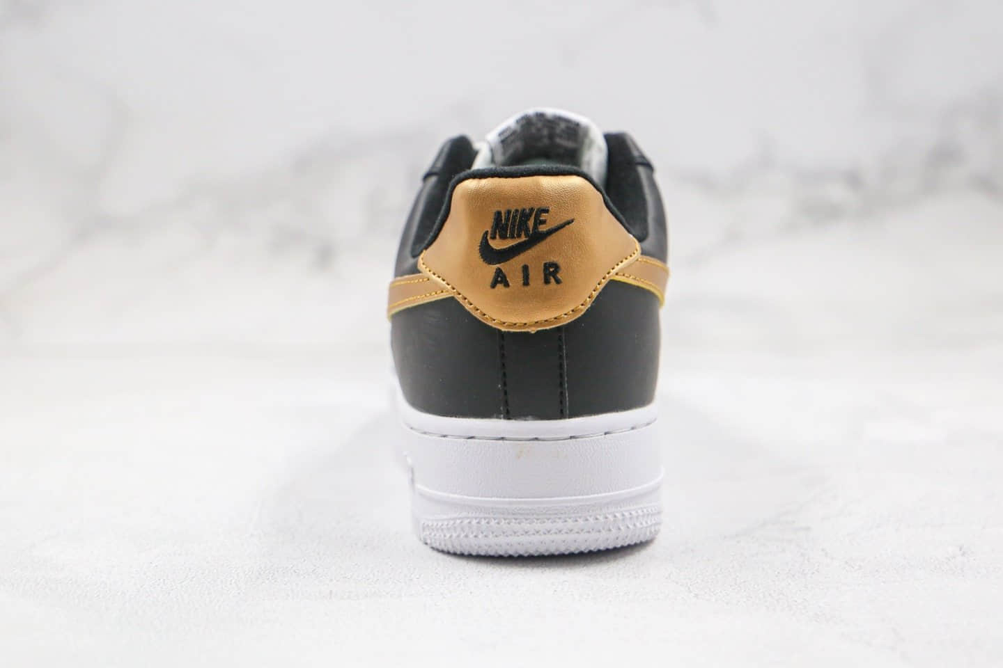 耐克Nike WMNS Air Force 1 '07公司级版本低帮空军一号黑金色内置气垫原盒原标 货号：CZ9189-001