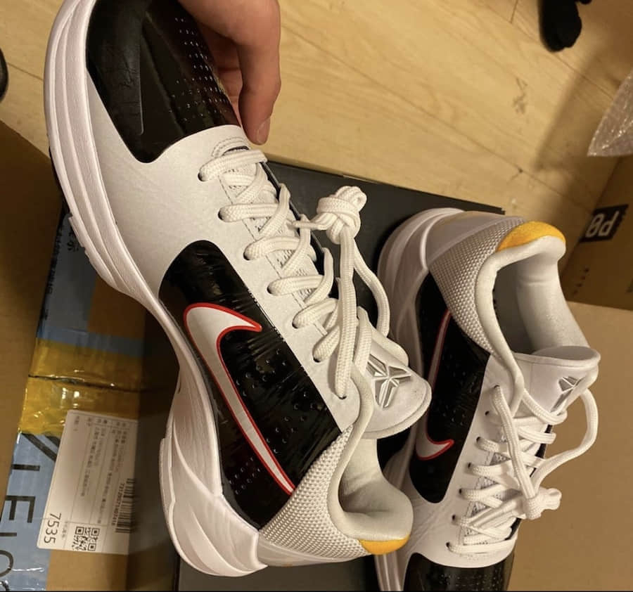 科比战靴再迎新品！Nike Kobe 5 Protro李小龙配色曝光！ 货号：CD4991-700