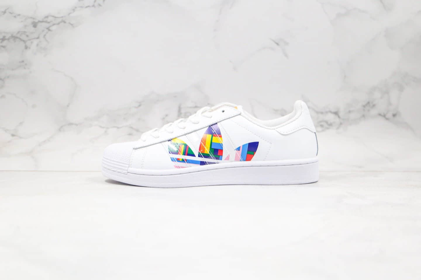 阿迪达斯adidas Originals Superstar纯原版本三叶草贝壳头50周年限定彩色LOGO正确头层皮革鞋面 货号：FU6520