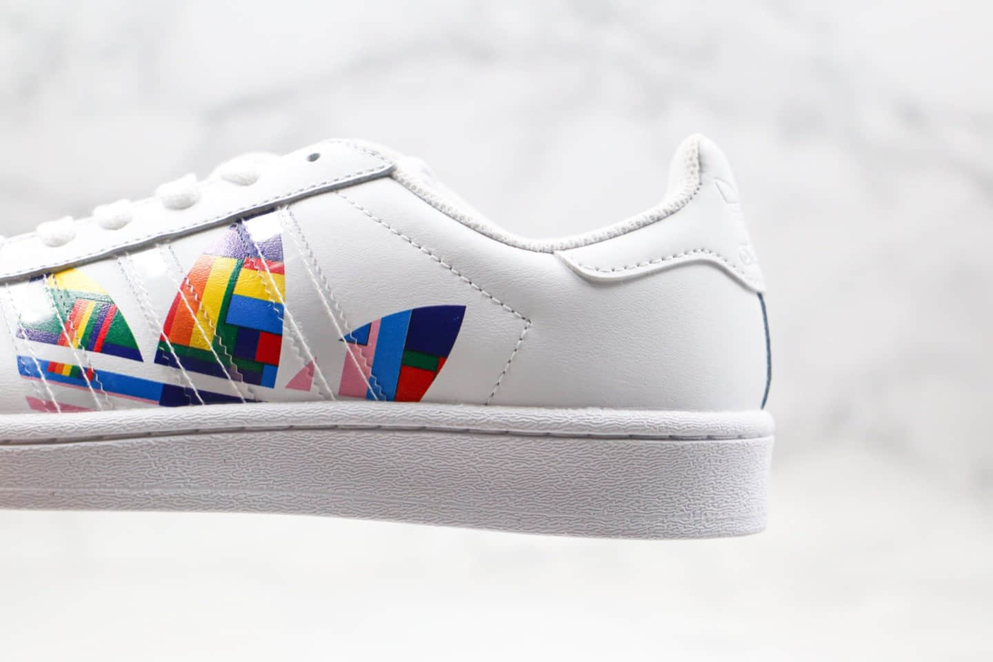 阿迪达斯adidas Originals Superstar纯原版本三叶草贝壳头50周年限定彩色LOGO正确头层皮革鞋面 货号：FU6520