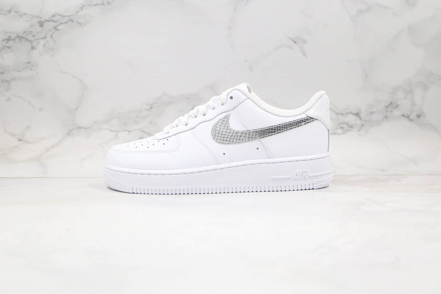 耐克Nike Air Force 1 Low纯原版本低帮空军一号马毛勾白黑色蛇纹鸳鸯钩配色内置气垫原档案数据开发 货号：CW7567-100