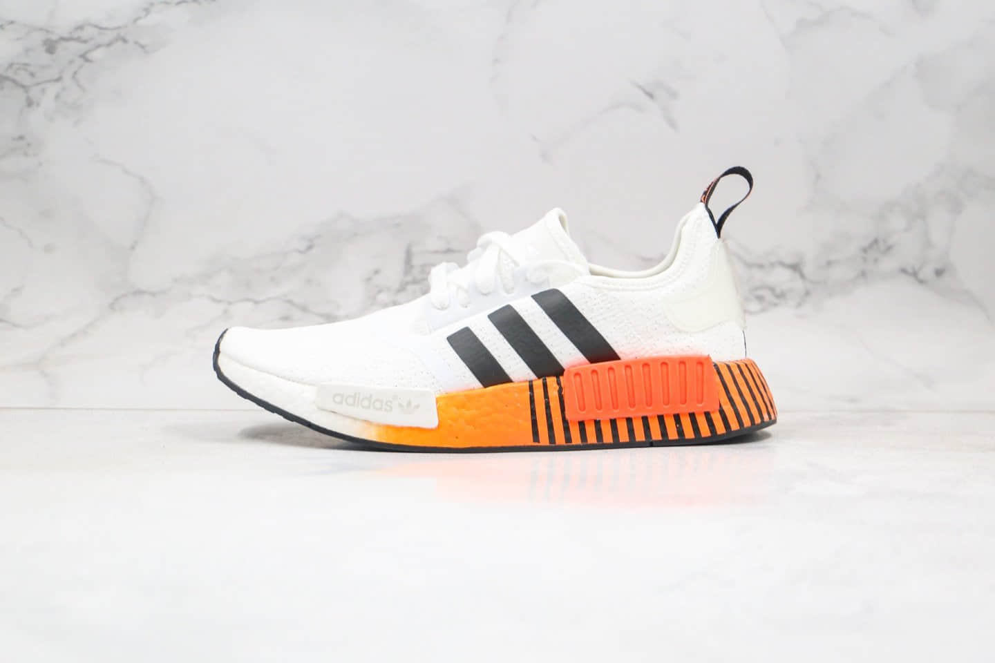 阿迪达斯Adidas Originals NMD_R1 White Black Sun Orange纯原版本三叶草NMD条纹落日橙渐变黑色内置真爆米花中底 货号：FW3648