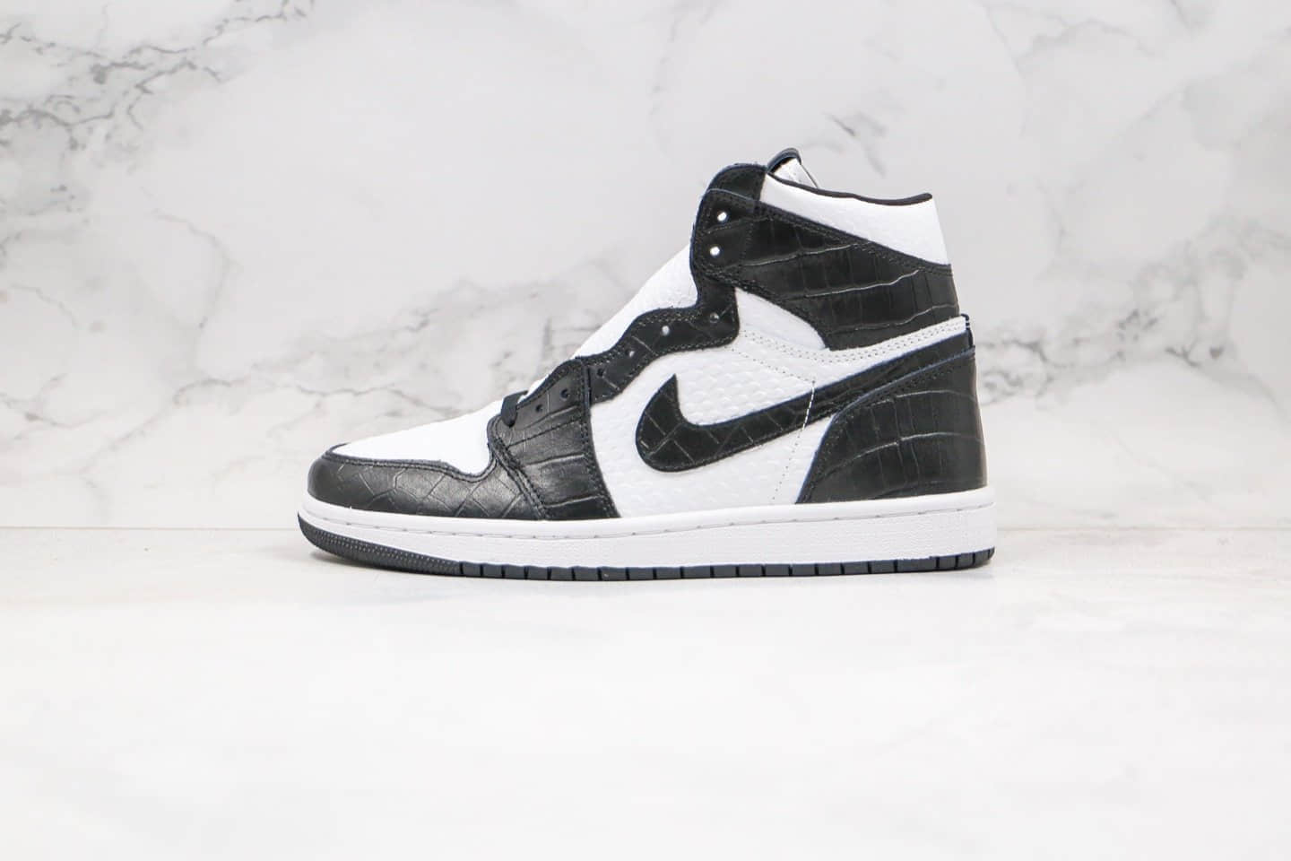 乔丹Air Jordan The Shoes Surgeon纯原版本高帮AJ1黑白色印有太极蛇纹正确后跟定型原盒原标 货号：555088-010
