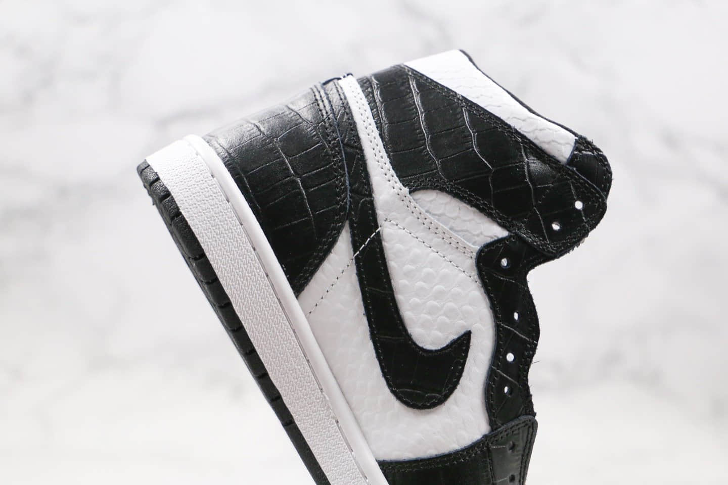 乔丹Air Jordan The Shoes Surgeon纯原版本高帮AJ1黑白色印有太极蛇纹正确后跟定型原盒原标 货号：555088-010