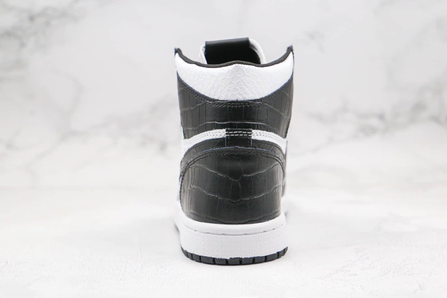 乔丹Air Jordan The Shoes Surgeon纯原版本高帮AJ1黑白色印有太极蛇纹正确后跟定型原盒原标 货号：555088-010