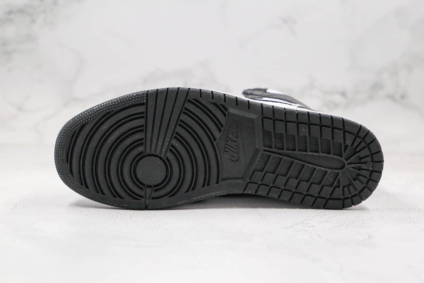 乔丹Air Jordan The Shoes Surgeon纯原版本高帮AJ1黑白色印有太极蛇纹正确后跟定型原盒原标 货号：555088-010