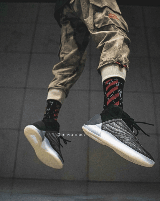 下月 4 双 Yeezy 发售！都是狠货！