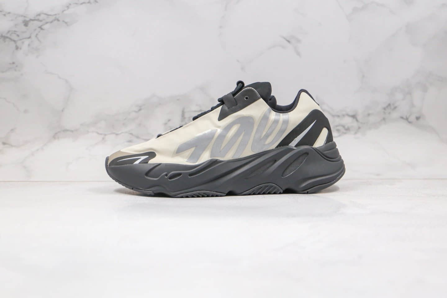 阿迪达斯Adidas Yeezy Boost 700V3纯原版本椰子700三代爆米花跑鞋水泥灰黑色原盒原标 货号：FY3729