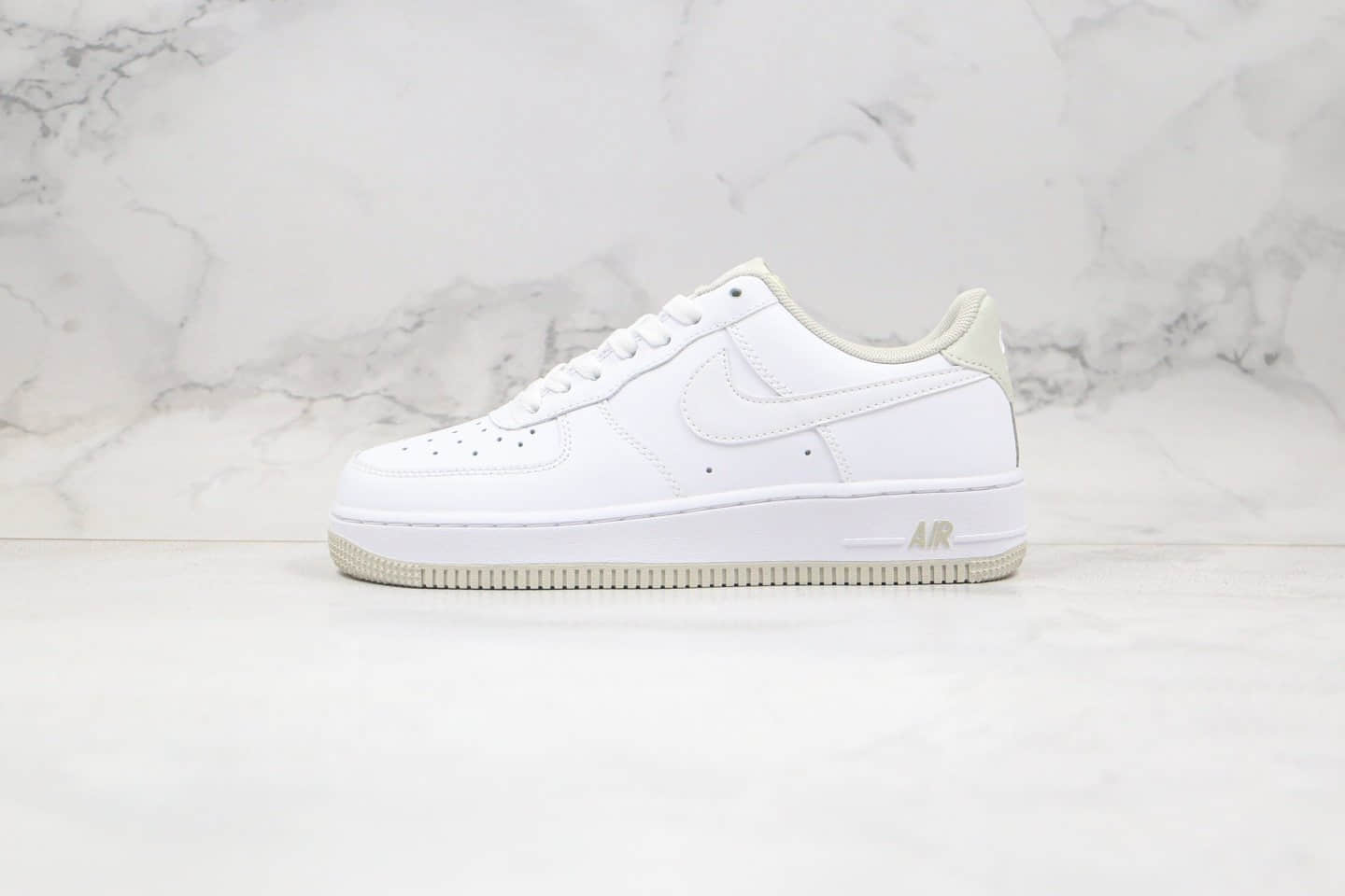 耐克Nike WMNS Air Force 1 '07纯原版本低帮空军一号白灰色板鞋内置气垫原盒原标 货号：CJ1380-101