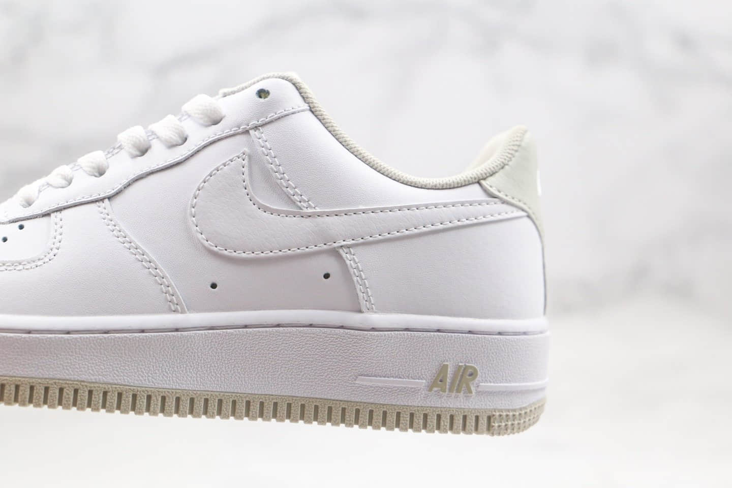 耐克Nike WMNS Air Force 1 '07纯原版本低帮空军一号白灰色板鞋内置气垫原盒原标 货号：CJ1380-101