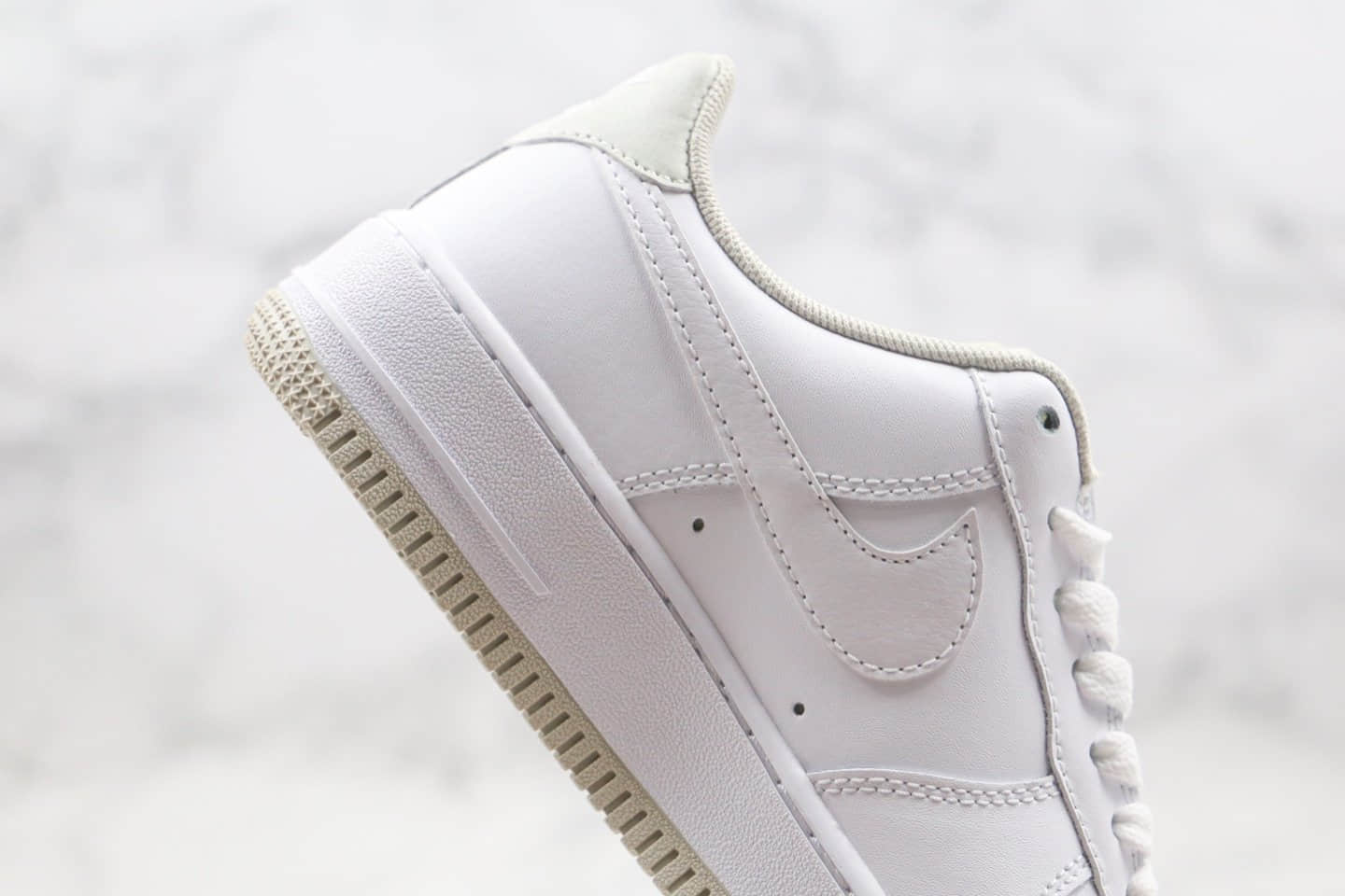 耐克Nike WMNS Air Force 1 '07纯原版本低帮空军一号白灰色板鞋内置气垫原盒原标 货号：CJ1380-101