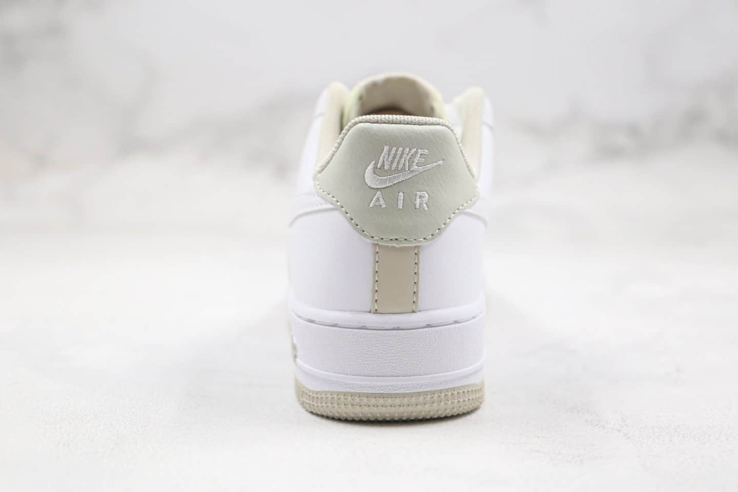 耐克Nike WMNS Air Force 1 '07纯原版本低帮空军一号白灰色板鞋内置气垫原盒原标 货号：CJ1380-101