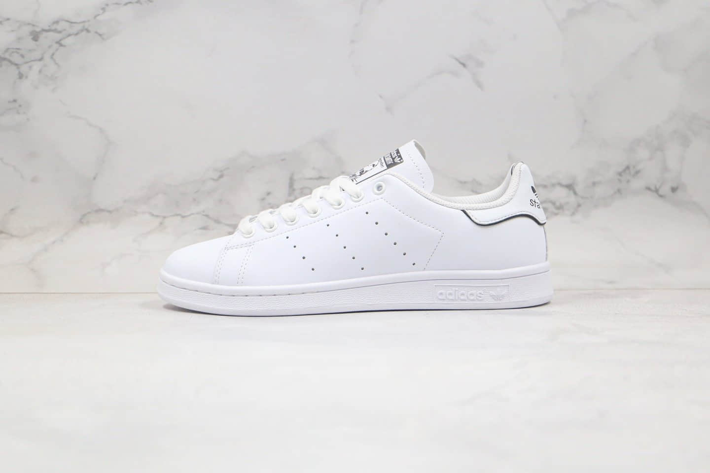 阿迪达斯Adidas Originals Stan Smith W纯原版本三叶草史密斯亮白色黑标小白鞋正确头层牛皮材质 货号：FU6895