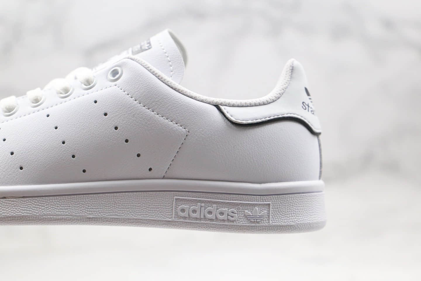 阿迪达斯Adidas Originals Stan Smith W纯原版本三叶草史密斯亮白色黑标小白鞋正确头层牛皮材质 货号：FU6895