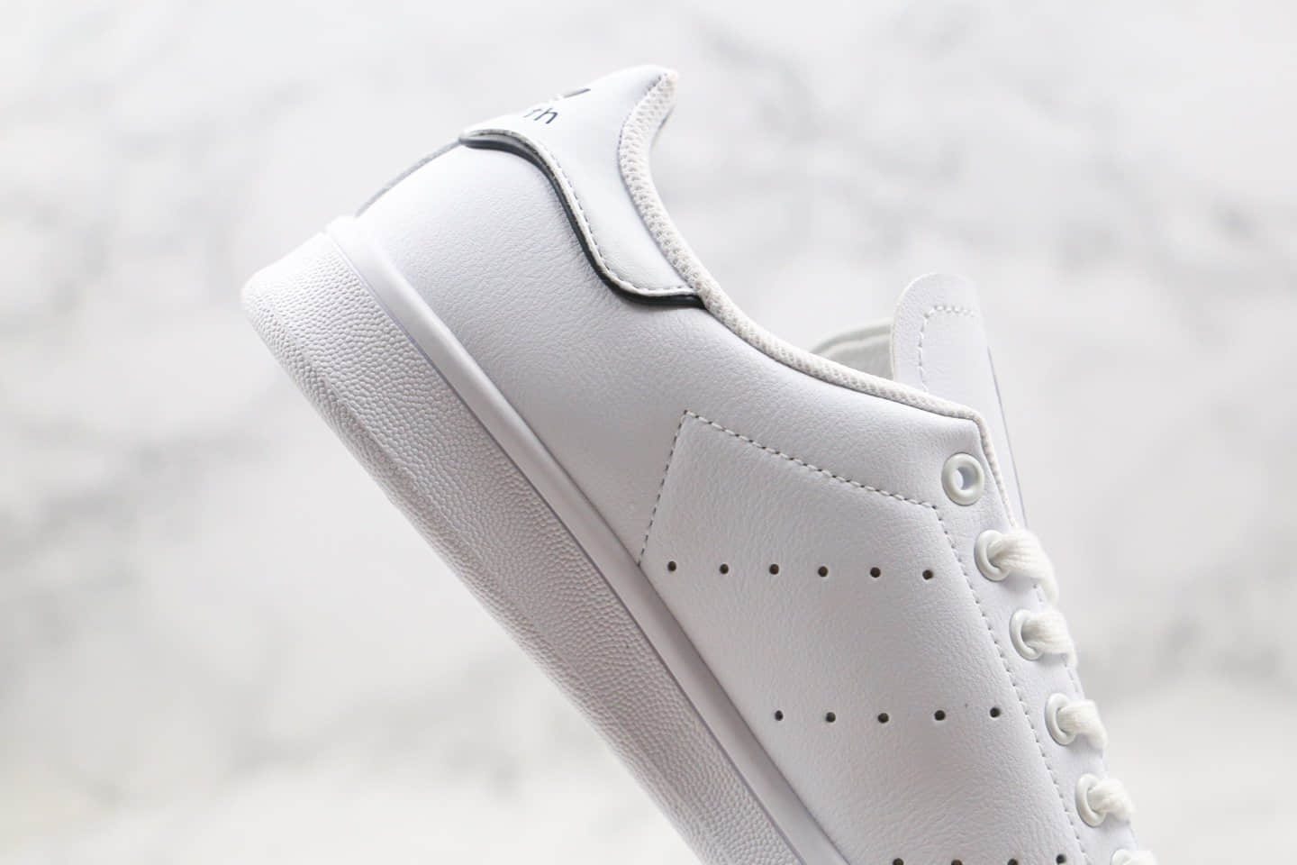 阿迪达斯Adidas Originals Stan Smith W纯原版本三叶草史密斯亮白色黑标小白鞋正确头层牛皮材质 货号：FU6895