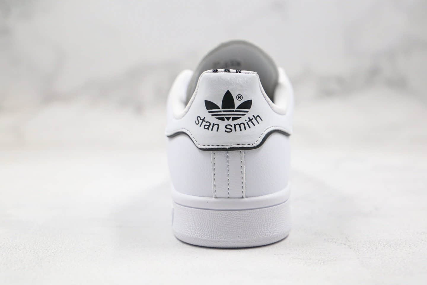 阿迪达斯Adidas Originals Stan Smith W纯原版本三叶草史密斯亮白色黑标小白鞋正确头层牛皮材质 货号：FU6895