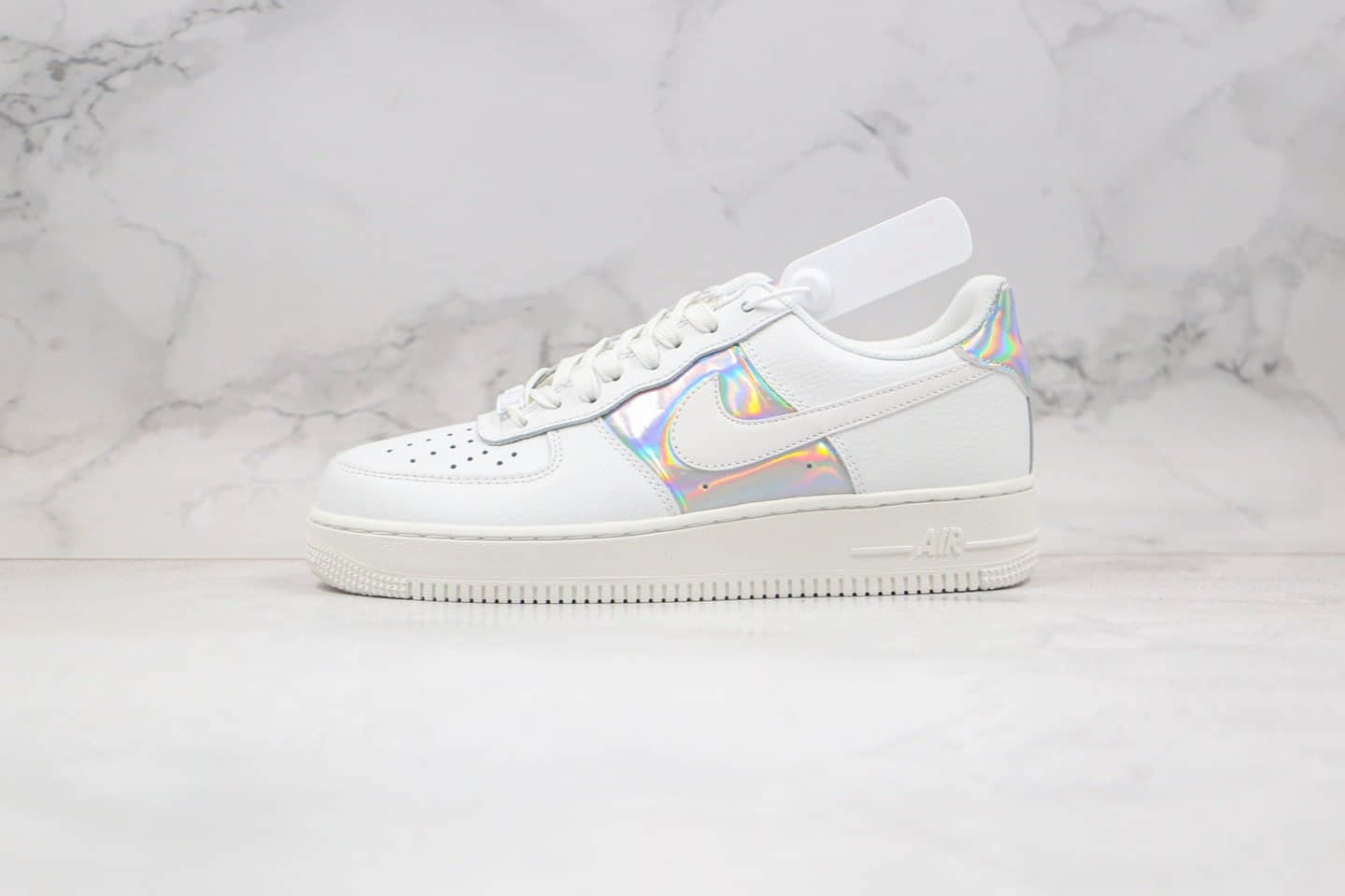 耐克Nike Air Force 1 Low纯原版本空军一号低帮板鞋彩虹镭射内置solo气垫 货号：CJ9704-100