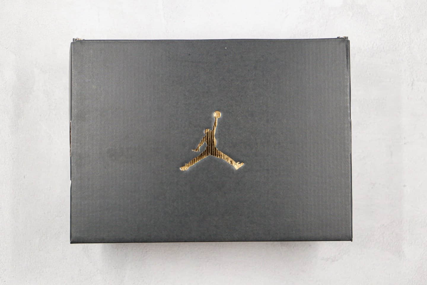 乔丹Air Jordan Mid纯原版本中帮AJ1新灰白黑勾磨砂灰配色正确后跟定型 货号：852542-002