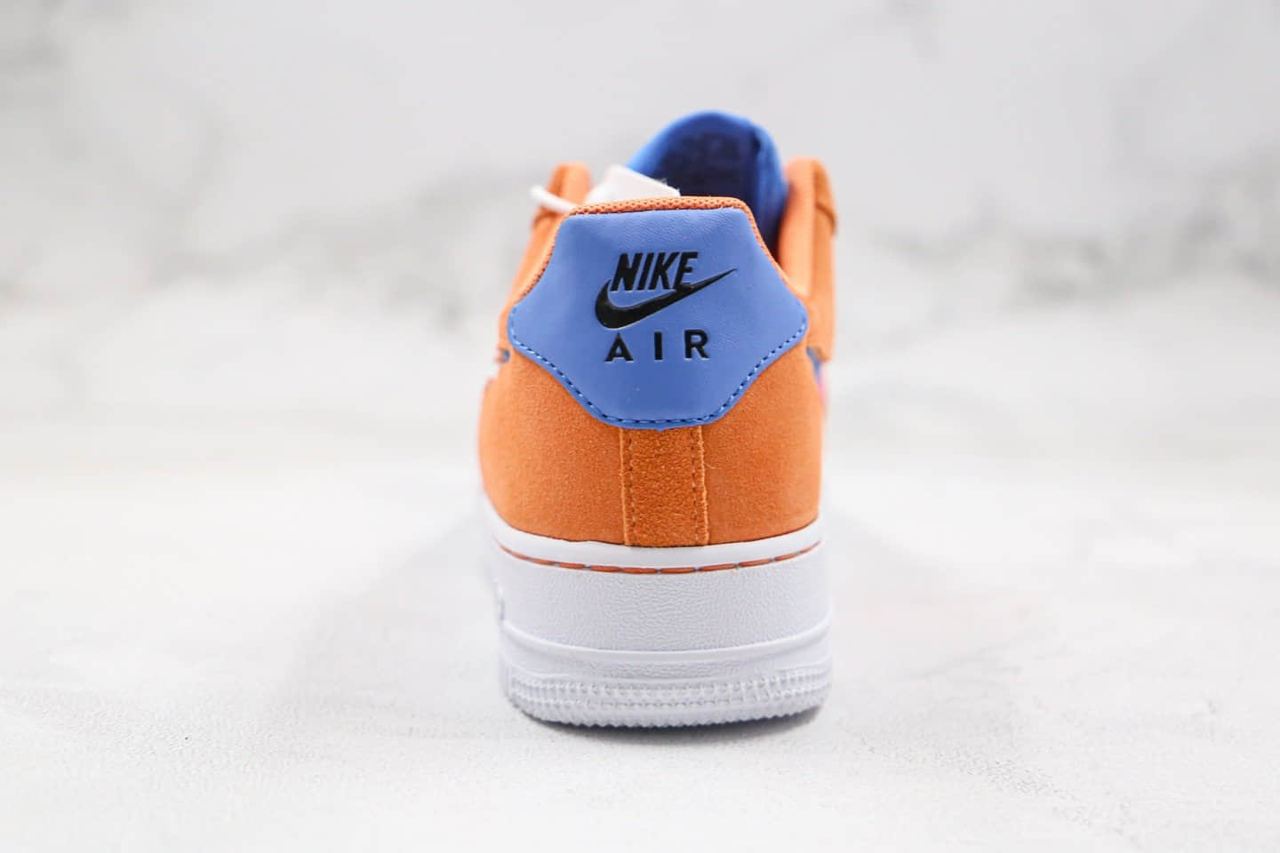 耐克Nike WMNS Air Force 1 '07纯原版本低帮空军一号橙粉蓝色编织格子钩内置气垫 货号：CW7300-800