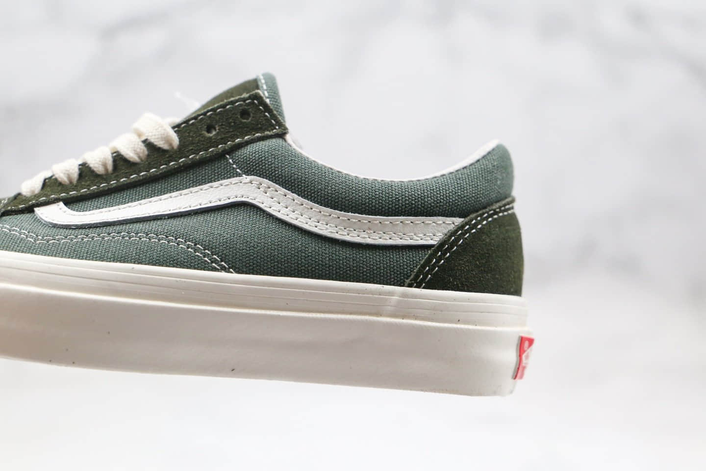 万斯Vans Vault OG Old Skool LX公司级版本麂皮板鞋军绿色原版原楦蓝盒 货号：VNOA36C8U9Q