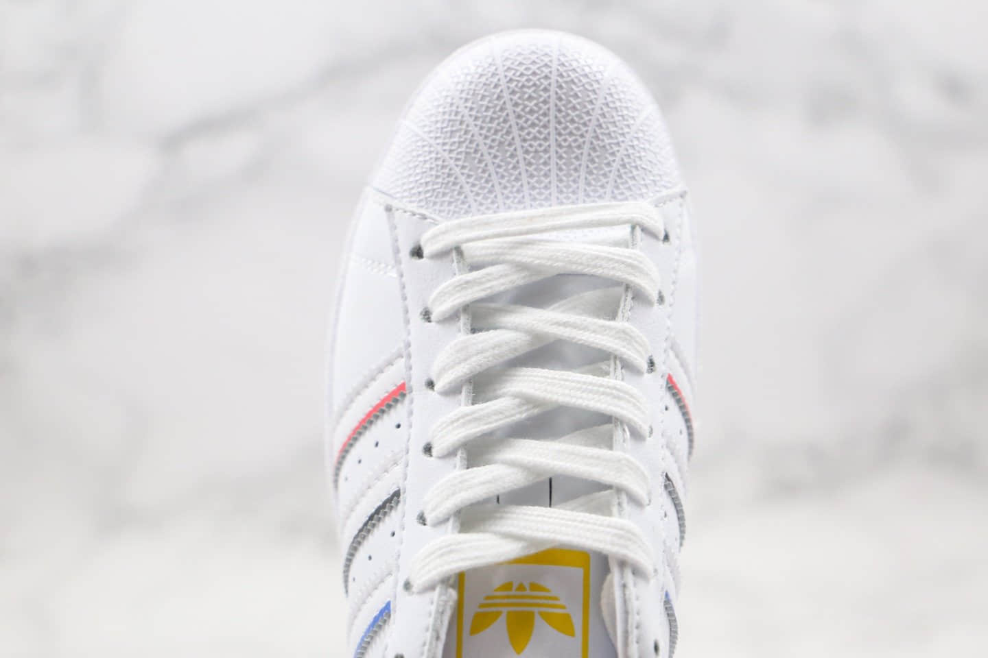 阿迪达斯Adidas Originals Superstar纯原版本三叶草贝壳头红黑蓝条金标板鞋原楦头纸板打造 货号：FY2325