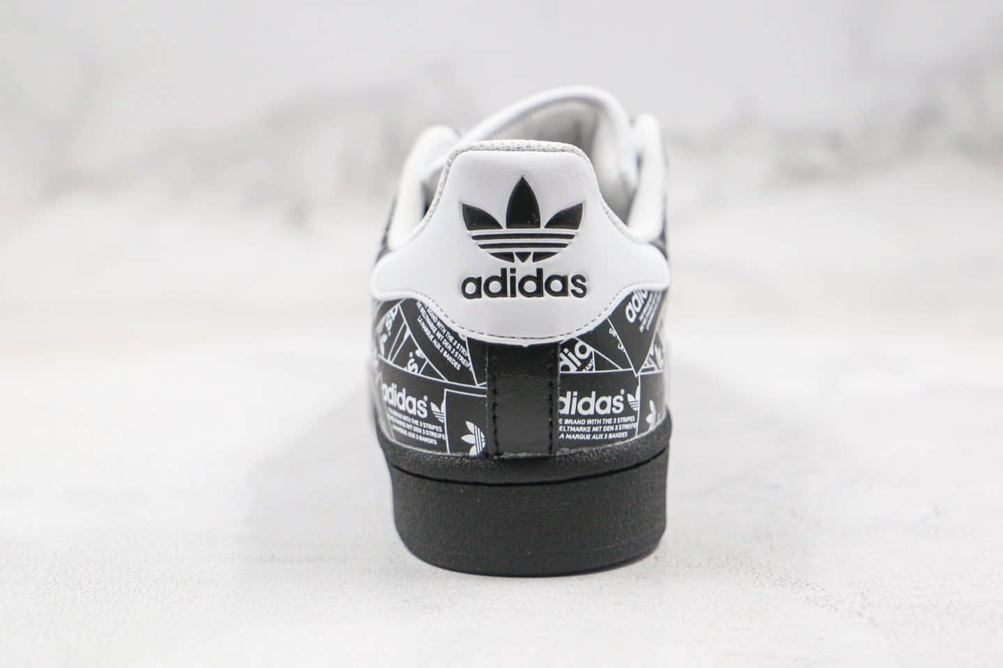 阿迪达斯adidas originals Superstar纯原版本三叶草贝壳头50周年印满LOGO白黑色区别市面通货版本 货号：FV2820