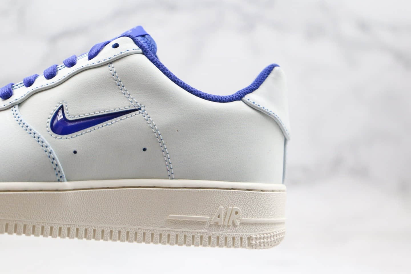 耐克Nike AIR FORCE 1 LOW PREMIUM Brush Off Leather纯原版本低帮空军一号白蓝小勾刮刮乐罗盘图案内置气垫原盒原标 货号：CK4392-100