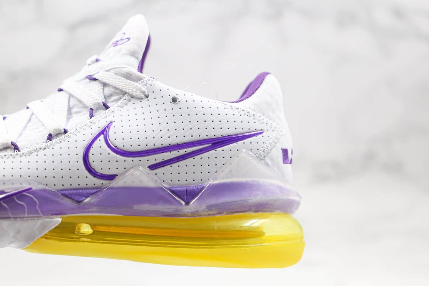 耐克Nike LeBron 17 Low Lakers Home纯原版本詹姆斯17代篮球鞋白紫绿色内置气垫支持实战 货号：CD5007-102