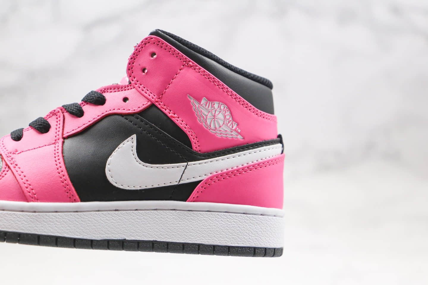 乔丹Air Jordan 1 Mid Pinksicle (GS) 纯原版本中帮AJ1黑粉原鞋开模 货号：555112-002