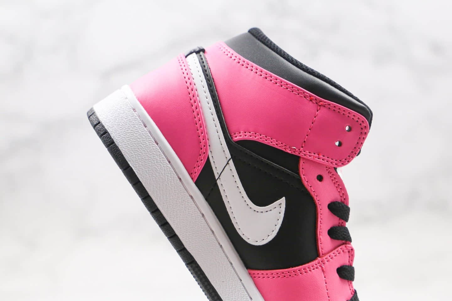 乔丹Air Jordan 1 Mid Pinksicle (GS) 纯原版本中帮AJ1黑粉原鞋开模 货号：555112-002