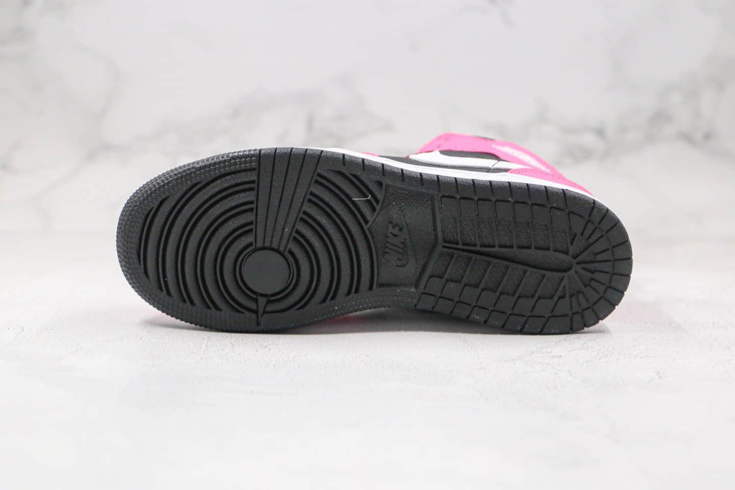 乔丹Air Jordan 1 Mid Pinksicle (GS) 纯原版本中帮AJ1黑粉原鞋开模 货号：555112-002