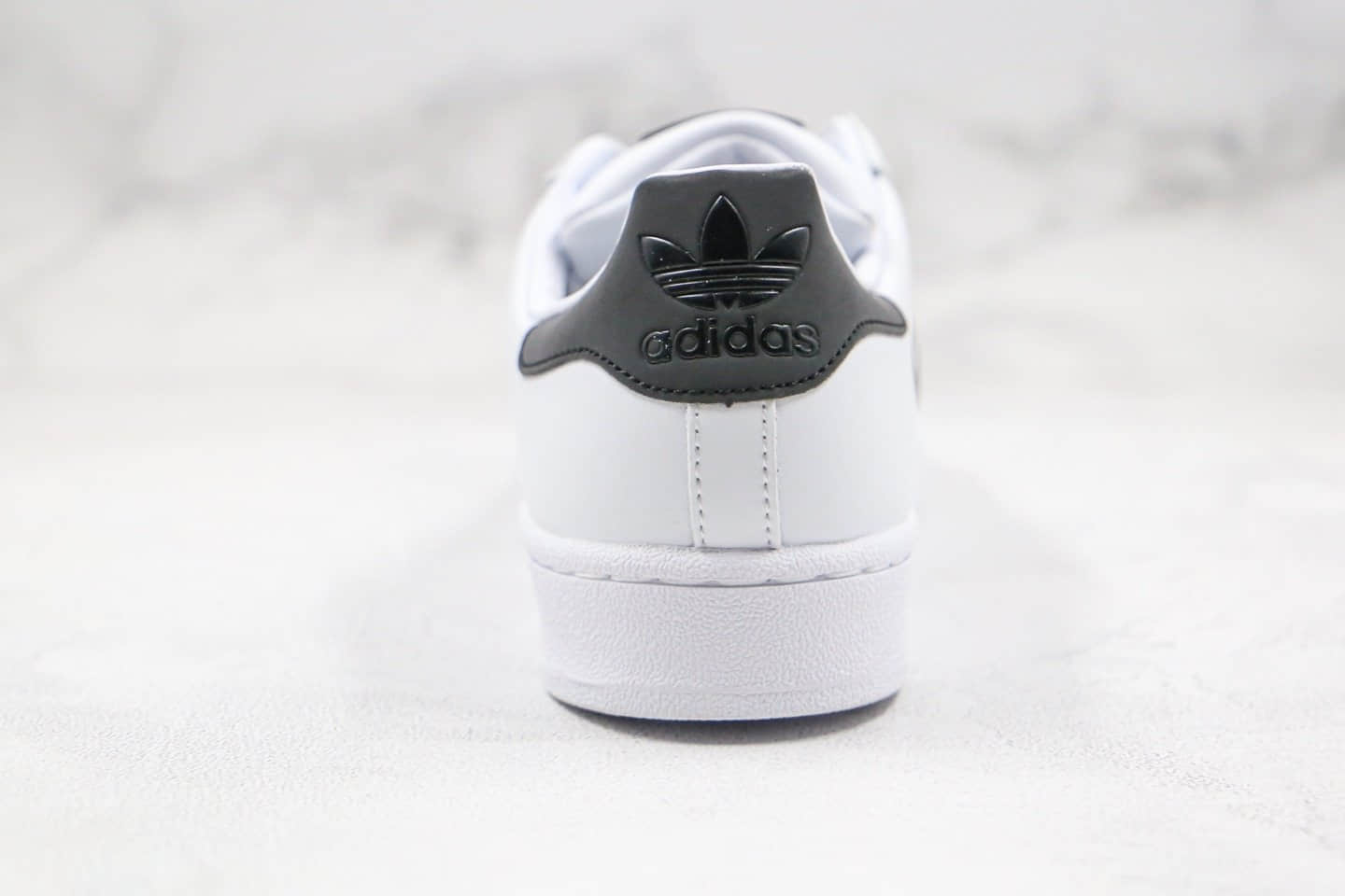 阿迪达斯Adidas Originals Superstar纯原版本三叶草贝壳头白黑色镭射头板鞋原楦头纸板打造 货号：FW6387