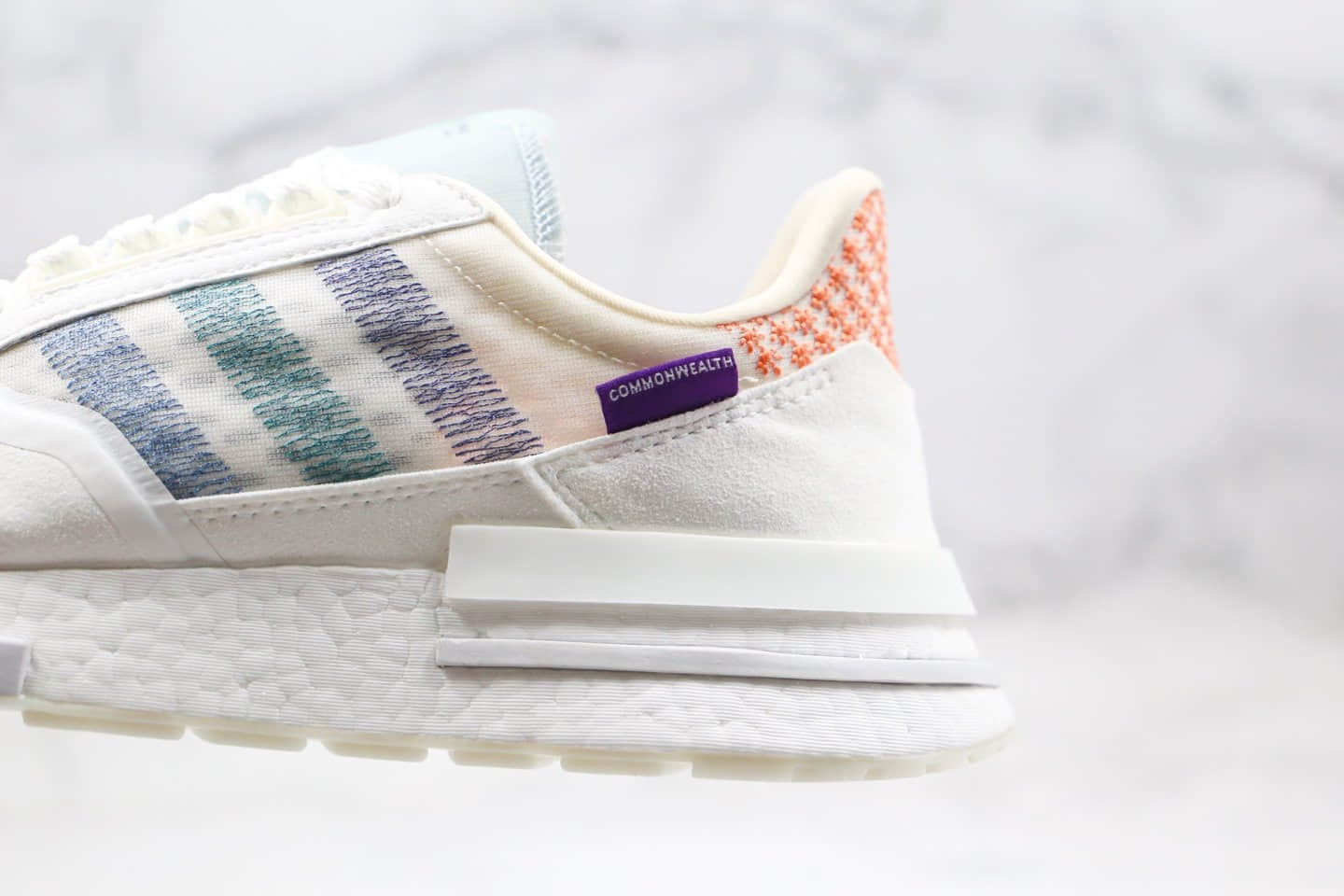 阿迪达斯Commonwealth x adidas Originals ZX500 RM boost纯原版本爆米花网纱慢跑鞋白彩虹真爆大底 货号：DB3510