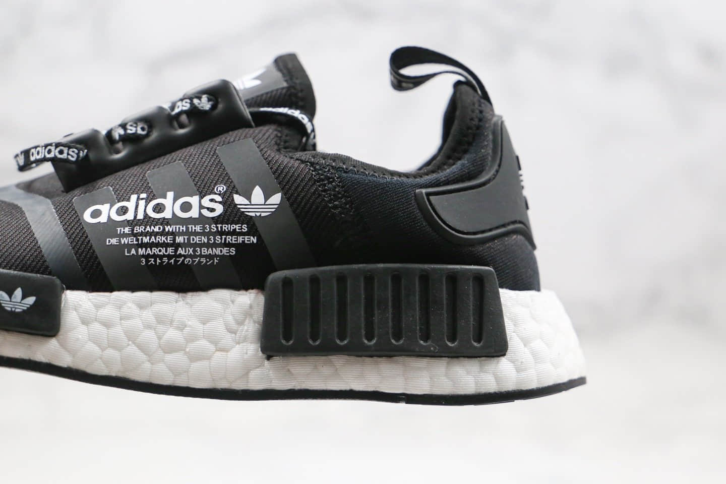 阿迪达斯adidas NMD R1 Primeknit Triple Black纯原版本爆米花跑鞋黑白字母印花原装高弹Boost大底 货号：F99711