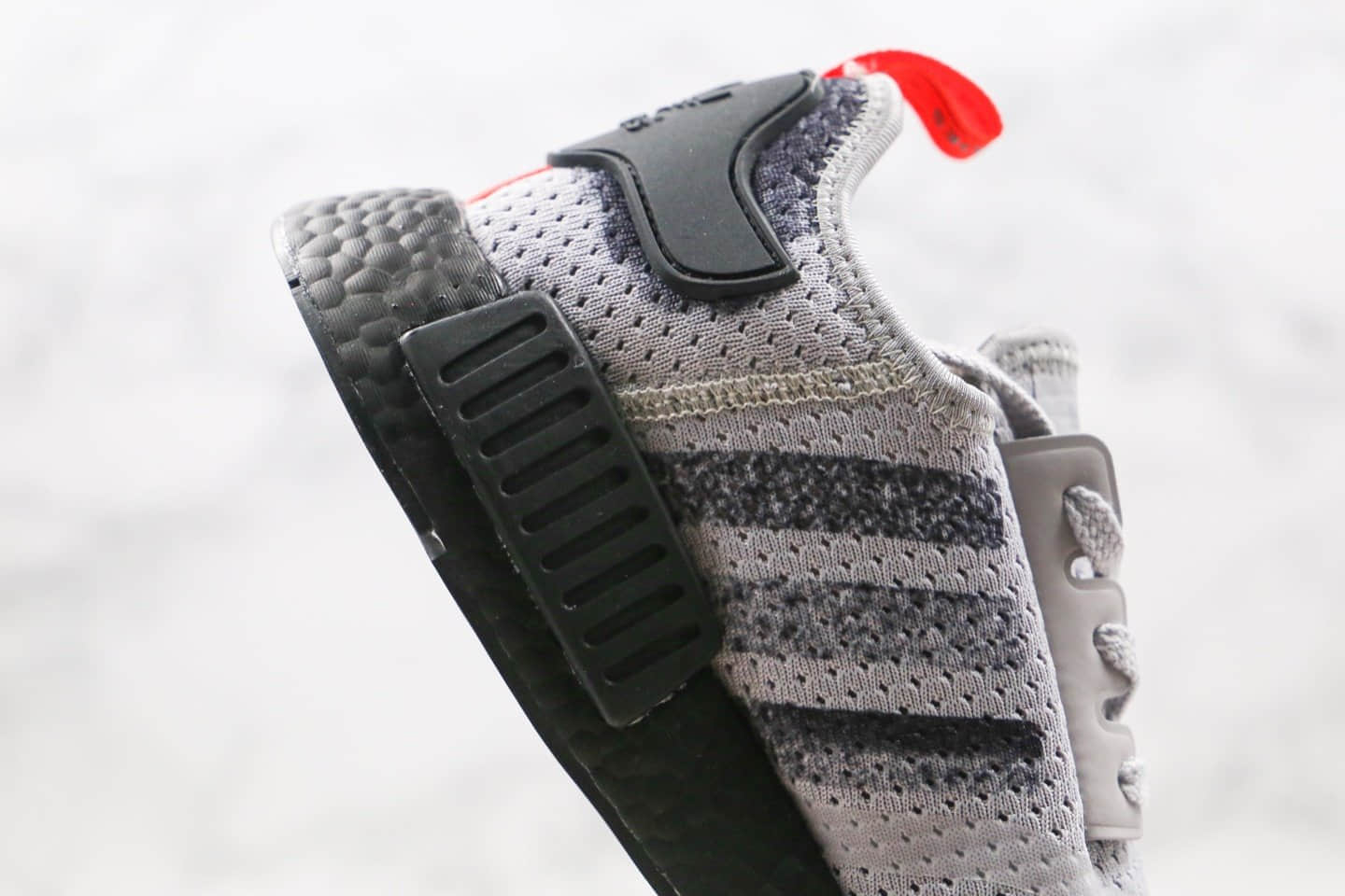 阿迪达斯Adidas NMD R1 Primeknit Triple Black纯原版本爆米花NMD跑鞋灰黑色原楦头纸板打造 货号：FV3986