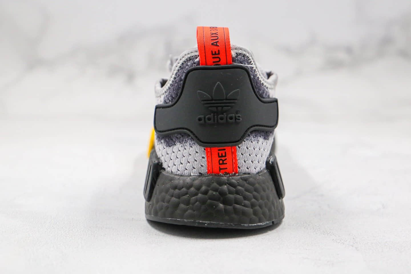 阿迪达斯Adidas NMD R1 Primeknit Triple Black纯原版本爆米花NMD跑鞋灰黑色原楦头纸板打造 货号：FV3986