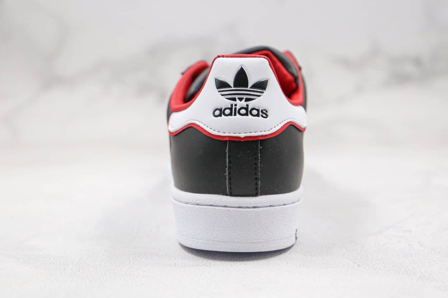 阿迪达斯Adidas Superstar纯原版本三叶草贝壳头板鞋刺绣卡通图案黑红色原盒原标 货号：FW6385